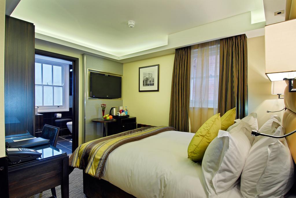 Park Grand Mayfair Londra Dış mekan fotoğraf A room at the hotel