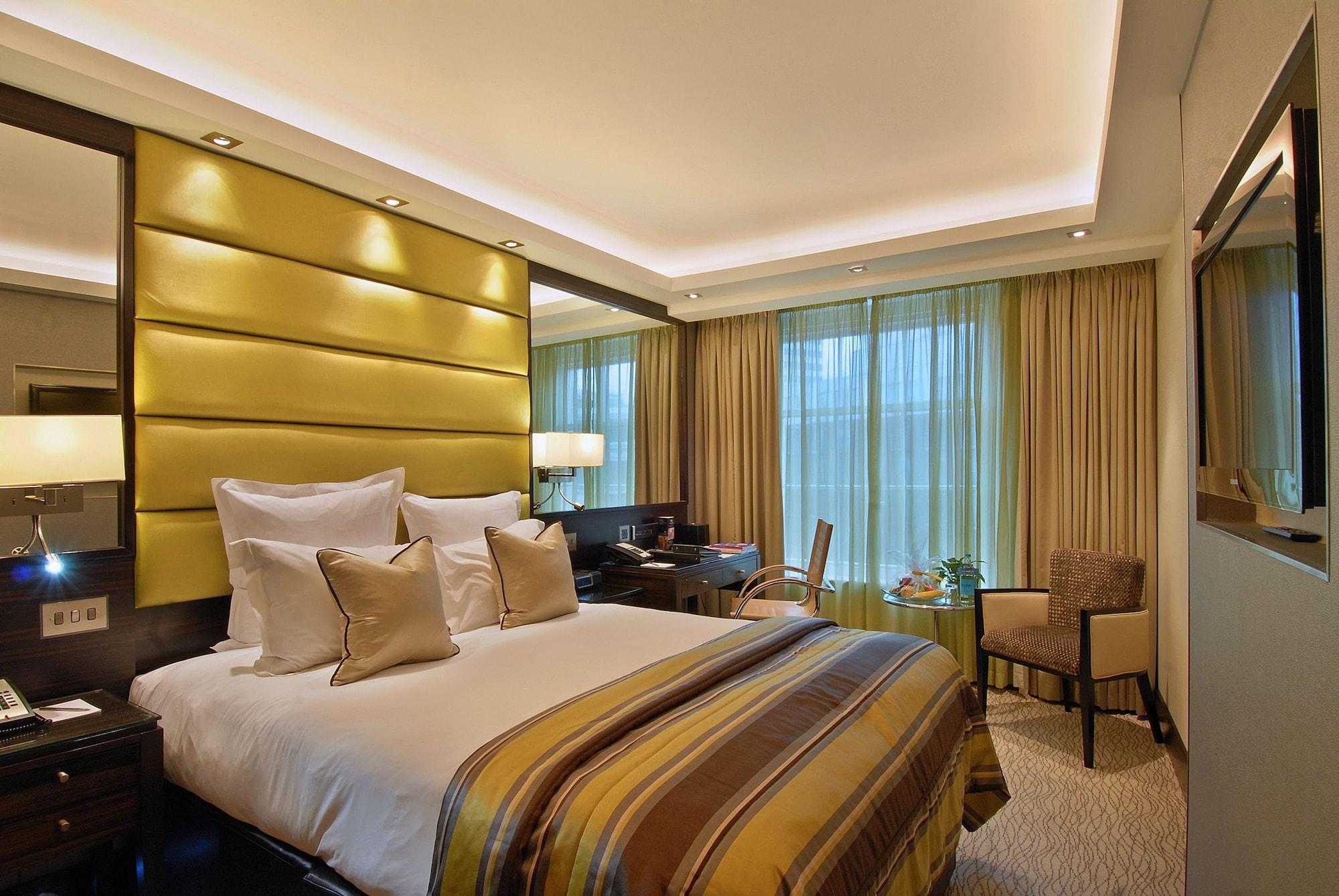 Park Grand Mayfair Londra Dış mekan fotoğraf A bedroom at the InterContinental London The O2
