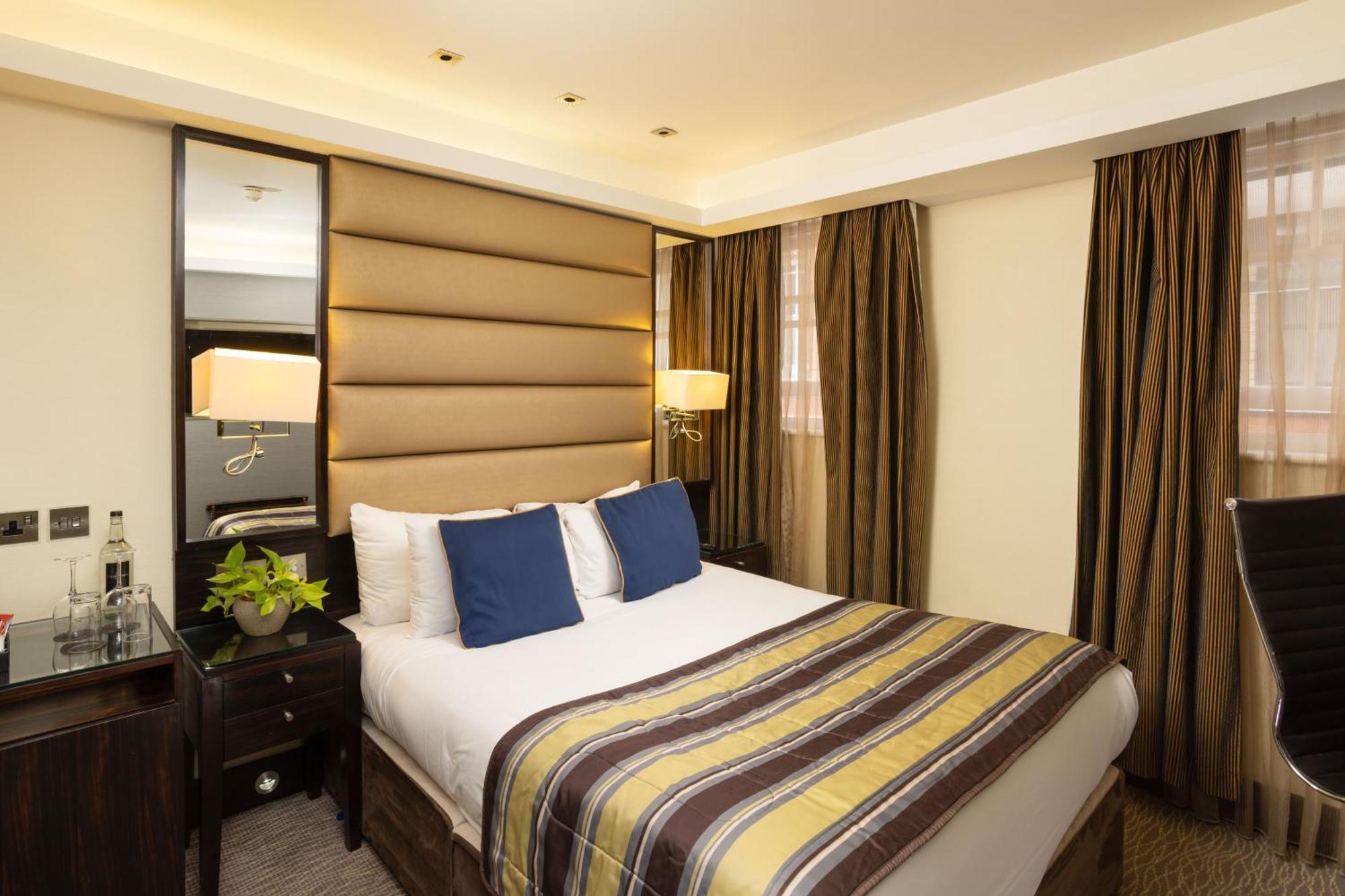 Park Grand Mayfair Londra Dış mekan fotoğraf A bedroom at the hotel