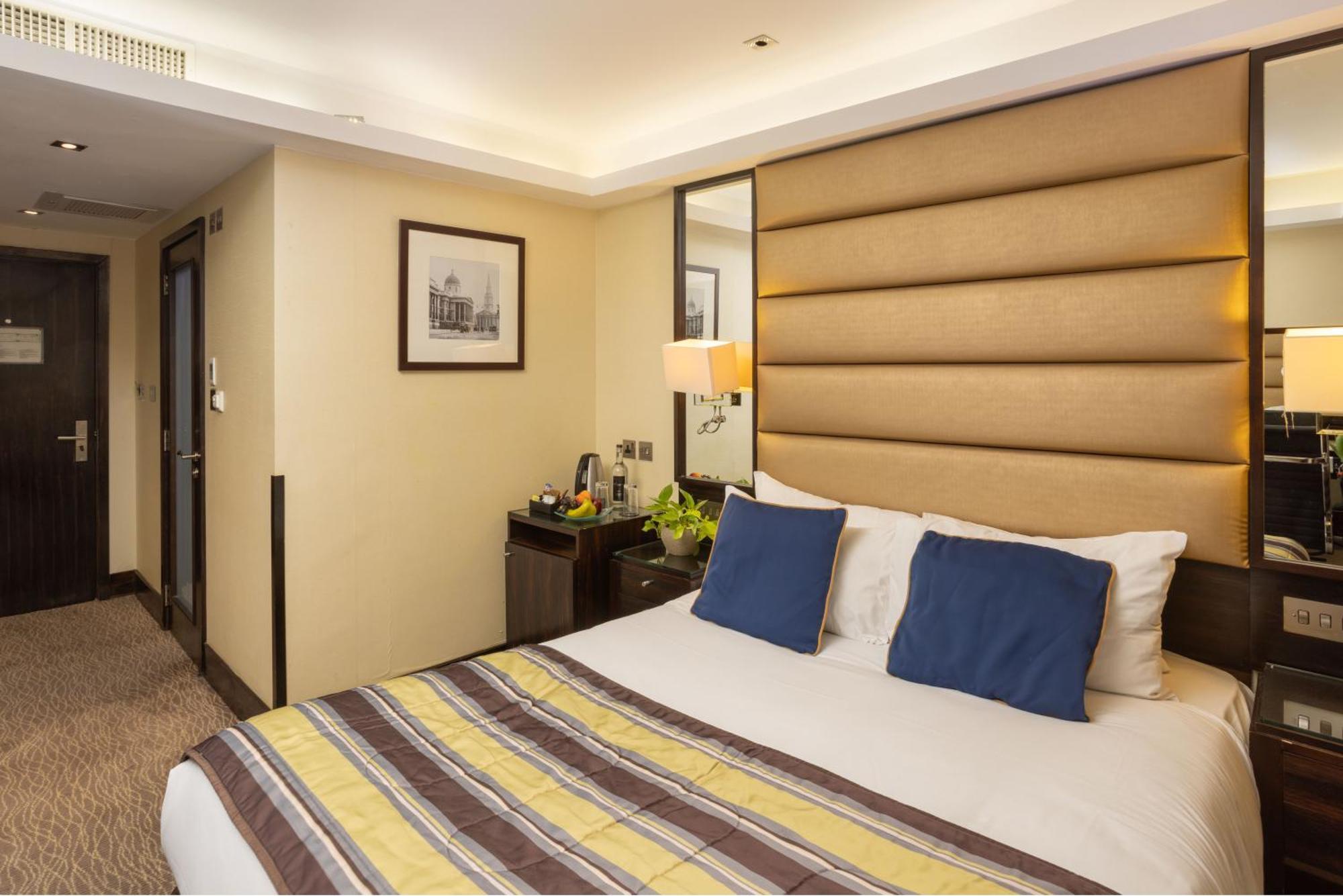 Park Grand Mayfair Londra Dış mekan fotoğraf A room at the hotel