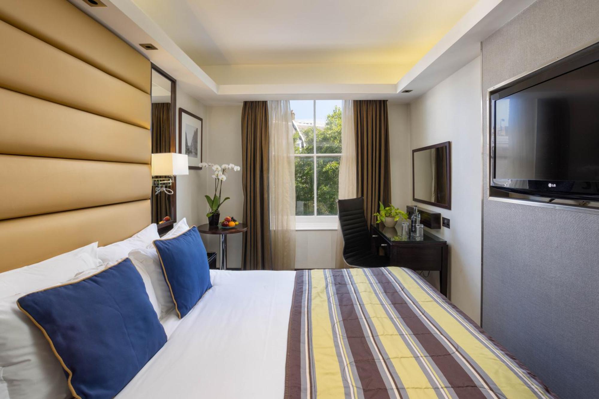 Park Grand Mayfair Londra Dış mekan fotoğraf A bedroom at the hotel