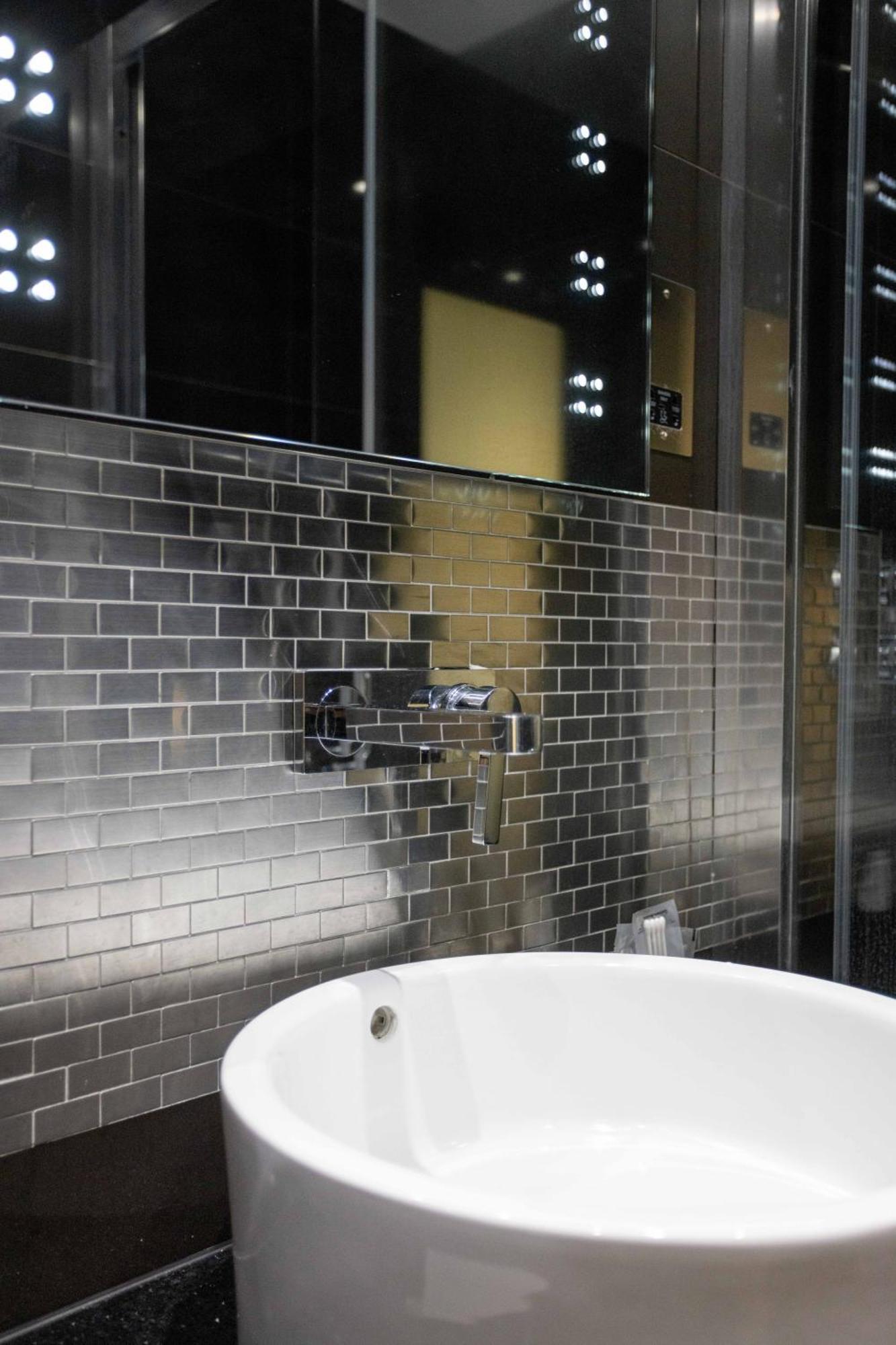 Park Grand Mayfair Londra Dış mekan fotoğraf Subway tiles in a shower