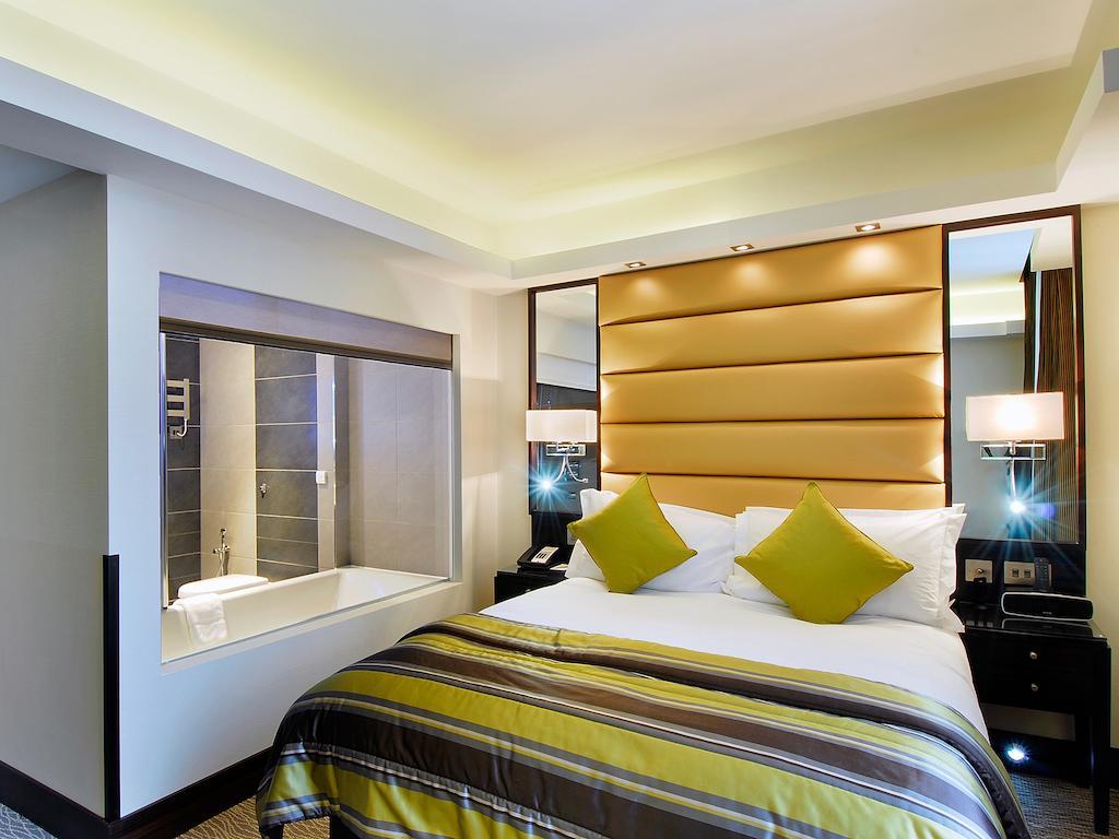 Park Grand Mayfair Londra Dış mekan fotoğraf A bedroom at the Hilton London West End