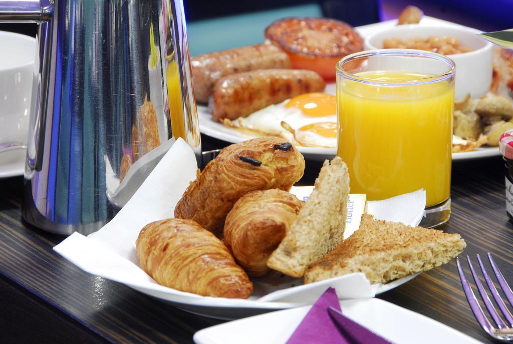 Park Grand Mayfair Londra Dış mekan fotoğraf A continental breakfast