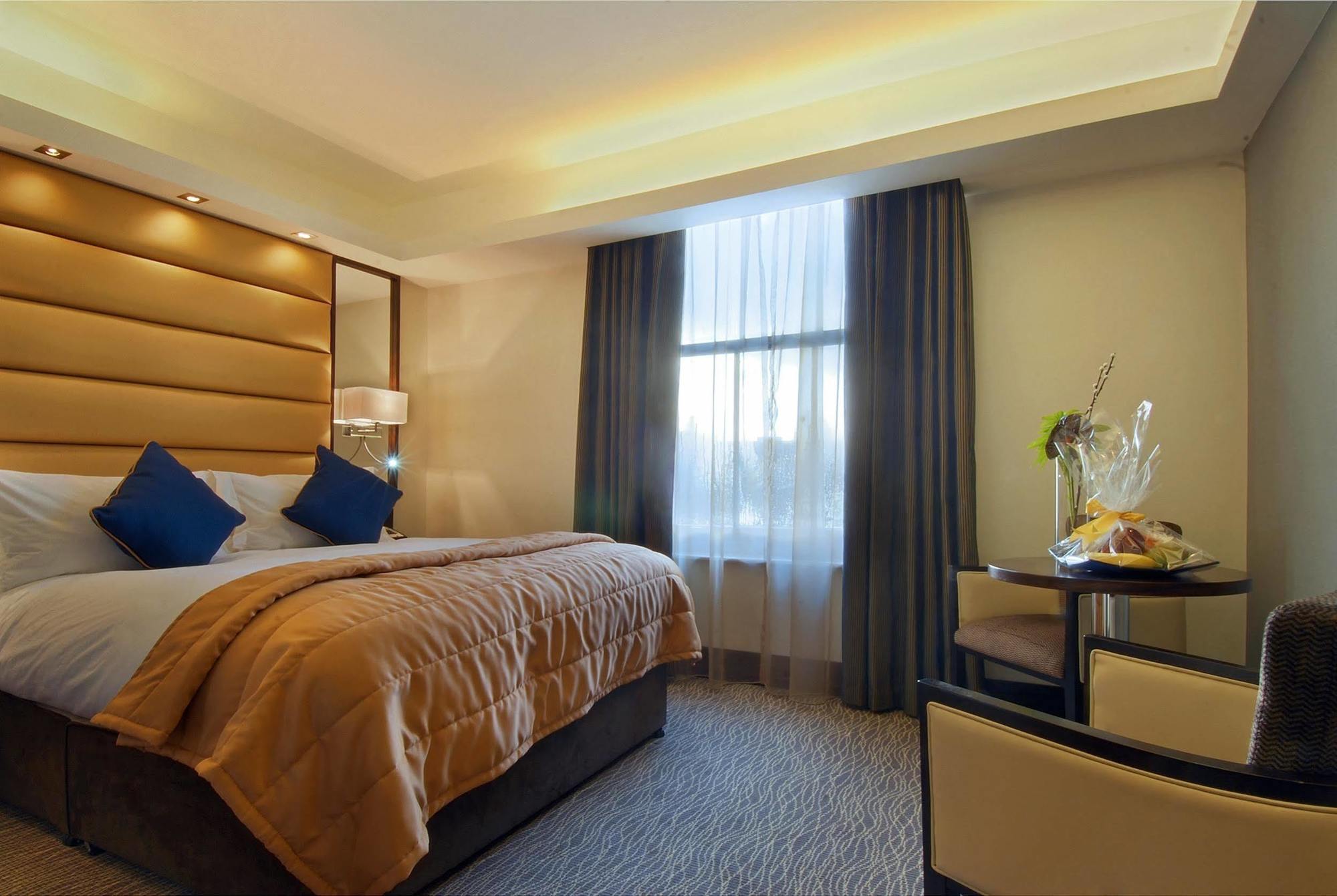 Park Grand Mayfair Londra Dış mekan fotoğraf A bedroom at the hotel