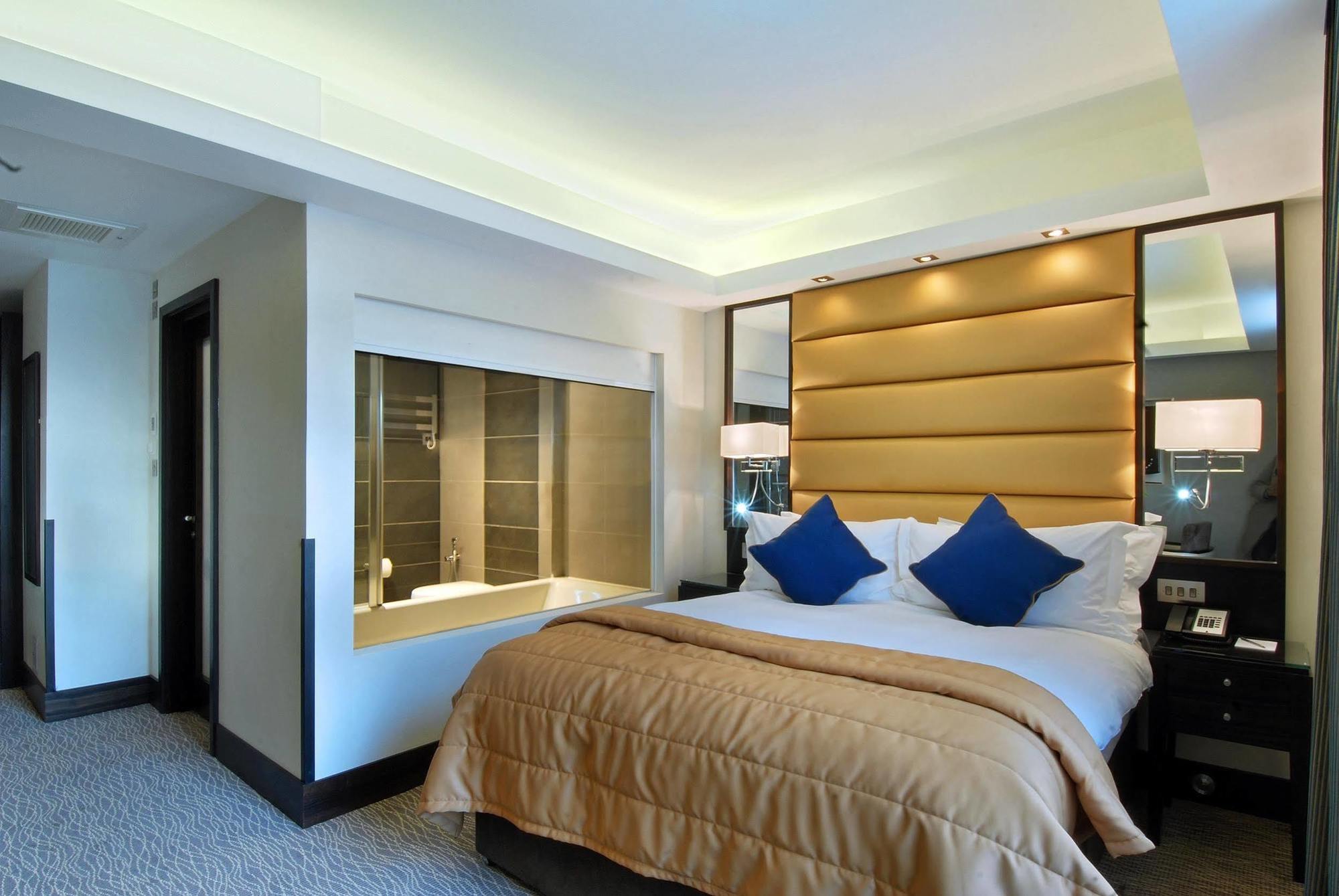 Park Grand Mayfair Londra Dış mekan fotoğraf A bedroom at the hotel