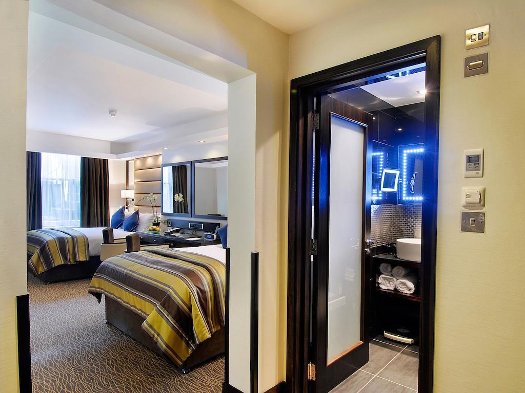 Park Grand Mayfair Londra Dış mekan fotoğraf A room at the Hilton London West End