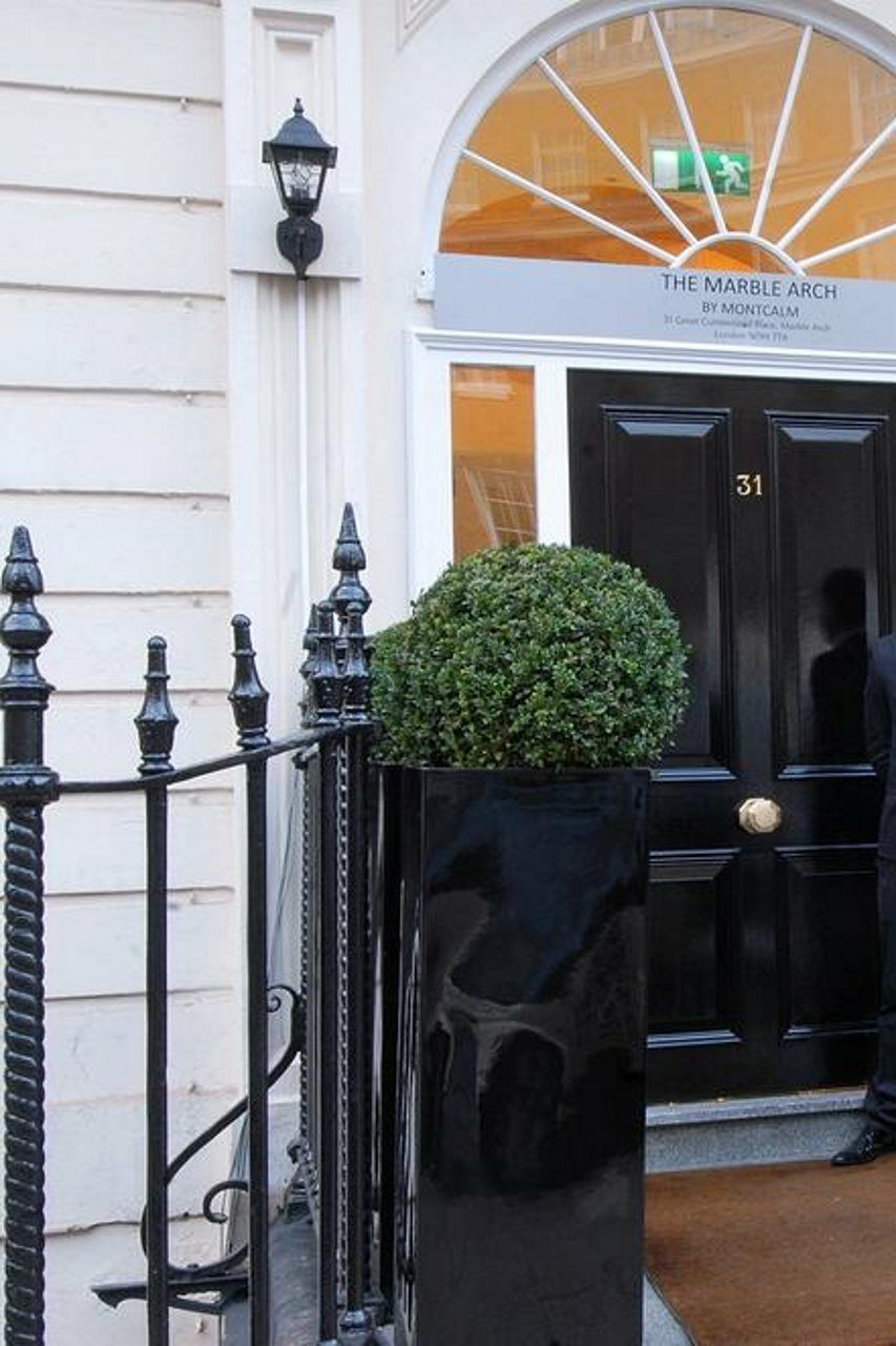 Park Grand Mayfair Londra Dış mekan fotoğraf The door of 31 Savile Row, the home of the Beatles