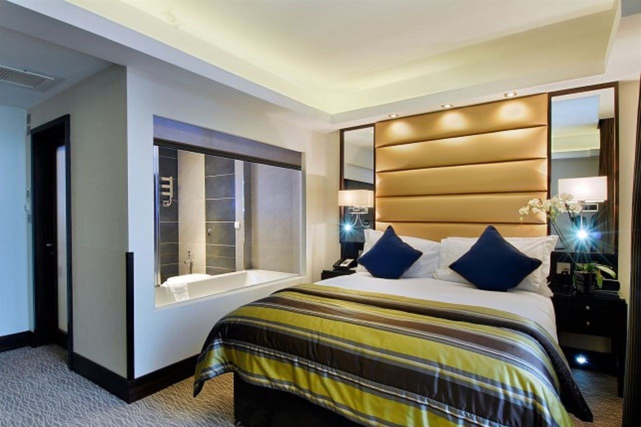 Park Grand Mayfair Londra Dış mekan fotoğraf A bedroom at the InterContinental London The O2