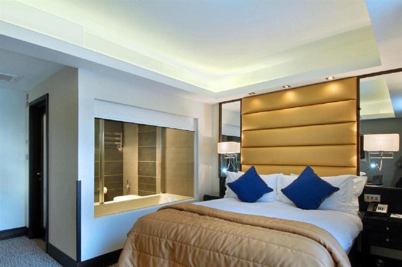 Park Grand Mayfair Londra Dış mekan fotoğraf A bedroom at the hotel
